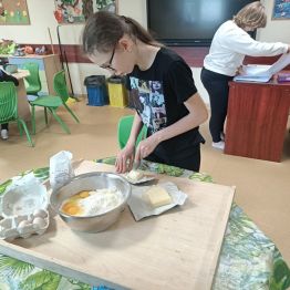 Karolinka odmierza odpowoednią ilość masła do ciasteczek. 