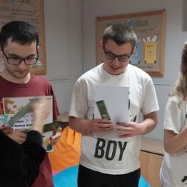Wręczenie nagrody chłopcom i dziewczynce za zajęcie III miejsca w konkursie. 