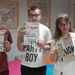 Chłpocy i dzieczynka z nagrodami i dyplomami. 
