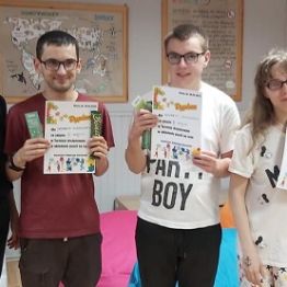 Wspólne zdjęcie z nagrodzoną młodzieżą. 