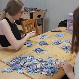 Dziewczynki układają puzzle. 