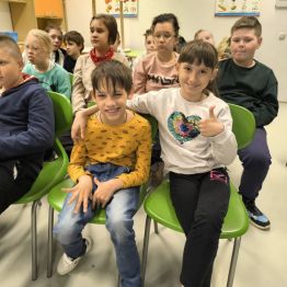 Uczniowie podczas eksperymentów