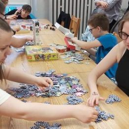 Dziewczynki układają puzzle. 