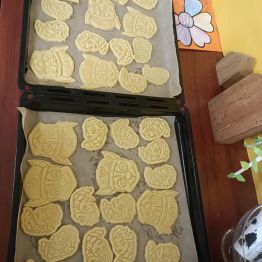 Gotowe ciasteczka na blachach, które za chwilę będą pieczone. 