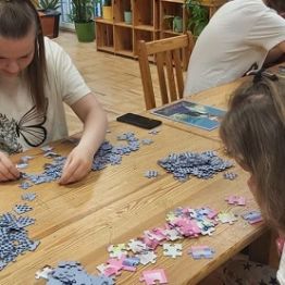 Dziewczynki układają puzzle. 