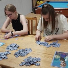 Dziewczynki układają puzzle. 