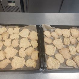 Gotowe upieczone ciasteczka na blachach. 