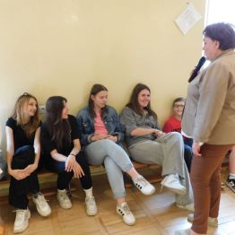 wychowawca opowiada dzieciom o dniu dziecka
