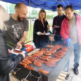 smażenie kiełbasek na grilu