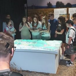 dzieci oglądają makietę dawnych kościołów i kapliczek na terenie Gór Śwoętokrzyskich