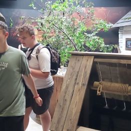 jesieńn na wsi, studnia do czerpania wody i chłopcy obok