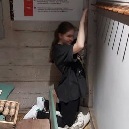 dawna szkoła, dziewczynka klęczy na grochu