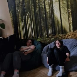 Podopieczne w rozluźnieniu słuchają opowiadania.