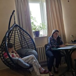 Pani Basia czyta opowiadanie, w tle słychać muzykę relaksacyjną.