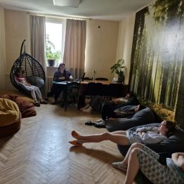 Pani Basia czyta opowiadanie, w tle słychać muzykę relaksacyjną. Wychowankowie są rozluźnieni.