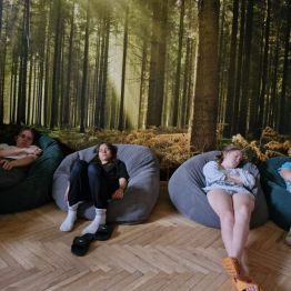 Uczestnicy zajęć pozują do zdjęcia. Wychowankowie są rozluźnieni.