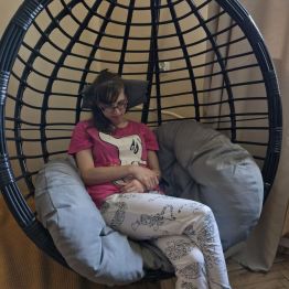 Wychowanka w rozluźnieniu słucha muzyki relaksacyjnej.