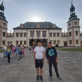 Zdjęcie grupowe przy dawnym Pałacu Biskupów Krakowskich.