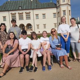 Zdjęcie grupowe przy dawnym Pałacu Biskupów Krakowskich.