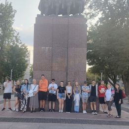 Wychowankowie pozują do zdjęcia na Placu Józefa Piłsudskiego.