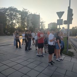 Wychowankowie czekają na przejściu dla pieszych.