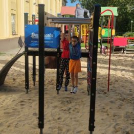 Dzieci bawią się na placu zabaw