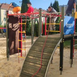 Chłopcy bawią się na placu zabaw