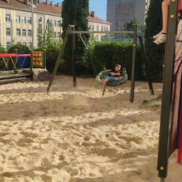 Chłopcy bawią się na placu zabaw.