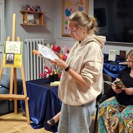 Dziewczynka czyta poezję Jana Kochanowskiego