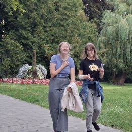 Spacerkiem po alejkach parku.