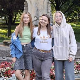 Wspólne zdjęcie wychowanek przy pomniku.