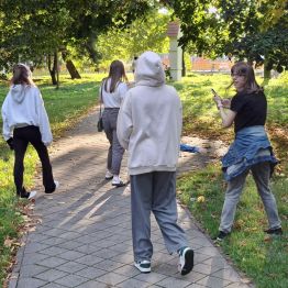 Spacerkiem alejkami parku.