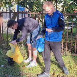 Wychowankowie zbierają i segregują śmieci.