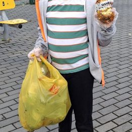 Wychowanek zebrał cały worek śmieci plastikowych.