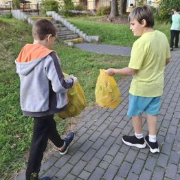Wychowankowie zbierają plastik.
