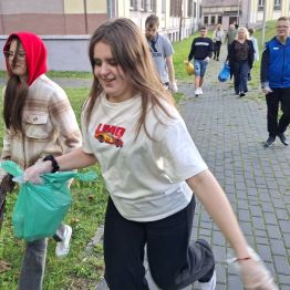 Zadowolone wychowanki zbierają śmieci.