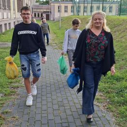 Wychowankowie z wychowawcą podczas akcji Sprzątanie Świata.