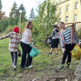 Wychowankowie zbierają segregowane śmieci.