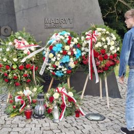 Wychowanka przy złożonych wieńcach.