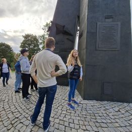Wychowankowie podczas pomnikiem HOMO HOMINI.
