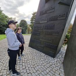Wychowankowie czytający informacje o miejscach ataków terrorystycznych na świecie.