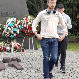 Powrót grupy do placówki, dwaj chłopcy na tle zostawionych xniczy i wieńców.