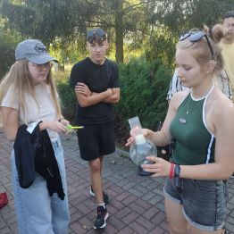 Wychowankowie zapalają znicz przy pomniku poległych żołnierzy podczas II wojny światowej.