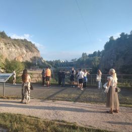 Wychowankowie pozują do zdjęcia, w tle widok na Rezerwat Przyrody „Kadzielnia”.