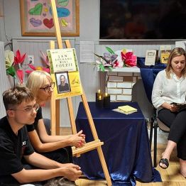 Pani Pedagog Kinga Kozieł czyta poezję Jana Kochanowskiego