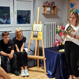 Pani Pedagog Kinga Kozieł czyta poezję Jana Kochanowskiego