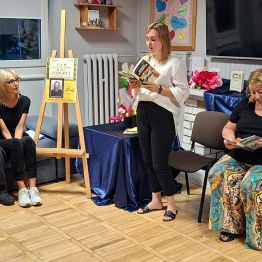 Pani Pedagog Kinga Kozieł czyta poezję Jana Kochanowskiego