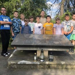 Uczniowie klas 1-3 oddają hołd poległym bohaterom II wojny światowej