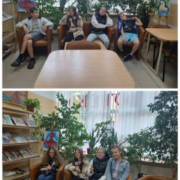 Wychowankowie zwiedzają wnętrze biblioteki.
