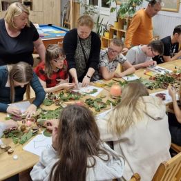Uczestnicy biorący udział w zajęciach pt.: „Jesienne inspiracje plastyczne”, w trakcie wykonywania swojej pracy plastycznej. 